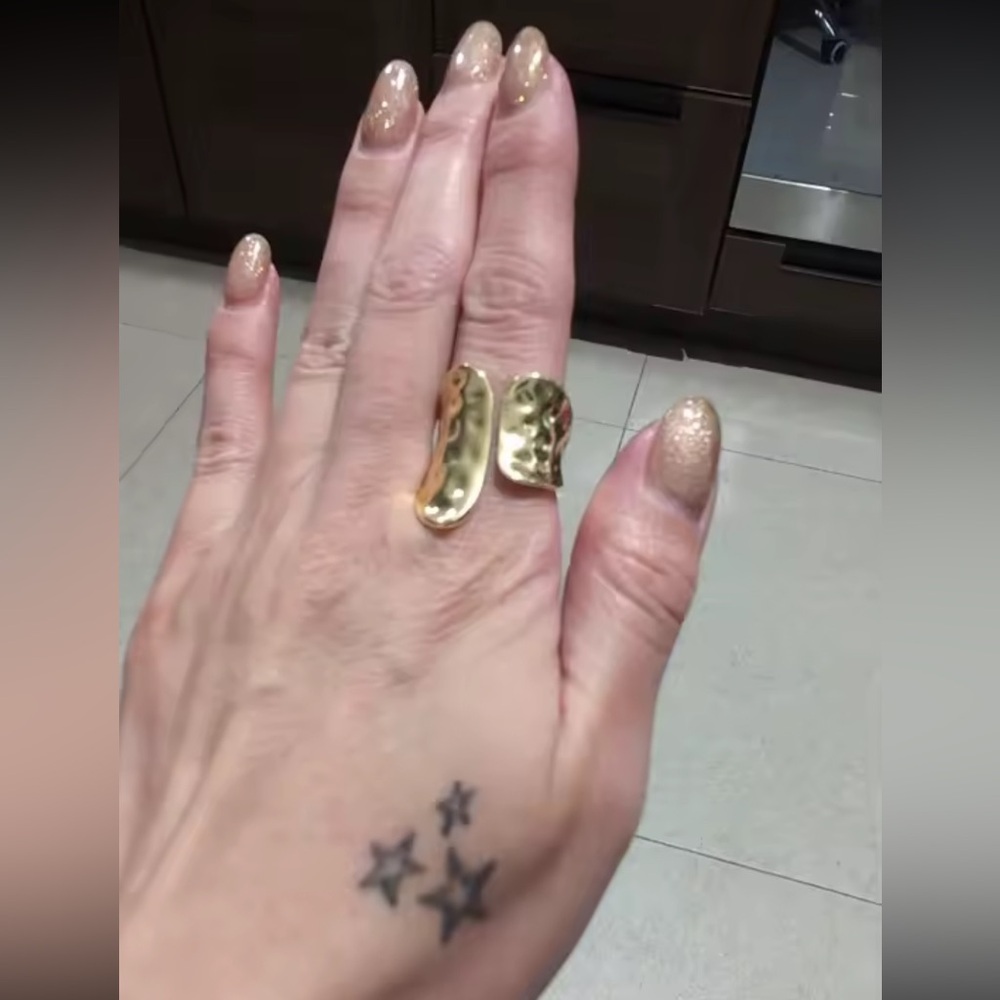 Sculpted Gold Ring - Picture 8 of 11